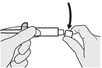 Mano che inserisce un ago smussato in un dispositivo bianco quadrato con freccia nera indicante la direzione