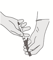 Mani che tengono una penna per iniezione con l