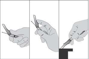 Mano che impugna una penna per iniezione con ago esposto, in tre fasi successive verso la pelle