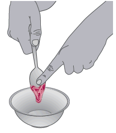 Mano che immerge la punta di un ago in una soluzione rossa contenuta in un recipiente metallico