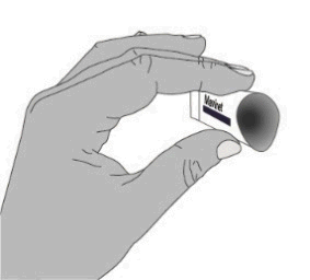 Mano che tiene una fiala di vetro con tappo nero e scritta