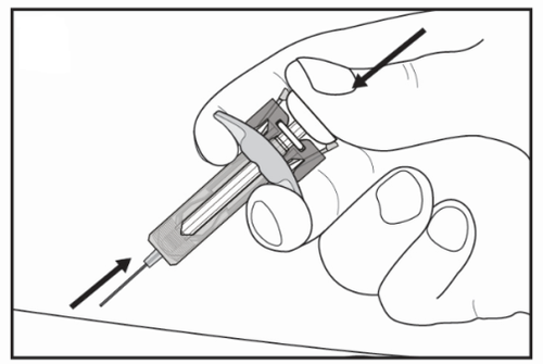 Mano che tiene un autoiniettore con l