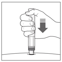 Mano che tiene un iniettore precompilato con freccia nera verso il basso indicante la pressione sull