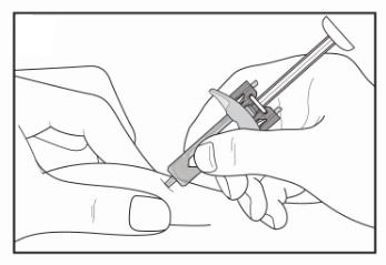 Mano che afferra un autoiniettore con l