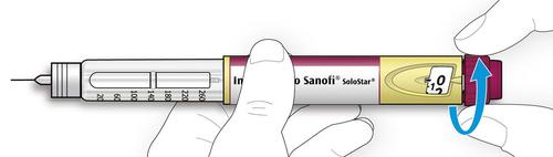 Penna iniettabile Sanofi SoloStar con ago trasparente, due mani che ruotano il cappuccio giallo e freccia blu che indica la direzione