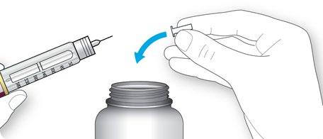 Siringa pre-riempita con ago e tappo protettivo, flacone medicinale aperto e freccia blu che indica il movimento di estrazione