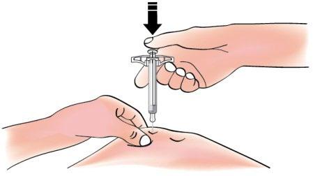 Mano che tiene una siringa e inserisce l