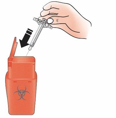 Mano che tiene una siringa pronta per inserire l