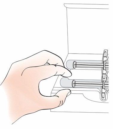 Mano che afferra il dispositivo di iniezione pre-riempito con due aghi visibili e meccanismo di sicurezza protettivo