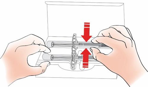 Mani che tengono e spingono un dispositivo autoiniettore con frecce rosse che indicano la direzione della pressione