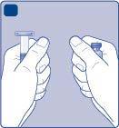 Due mani che tengono rispettivamente una siringa e un flacone di medicinale preparandosi per l