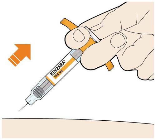 Mano che tiene una siringa preriempita KEVZARA 150mg con ago rivolto verso l
