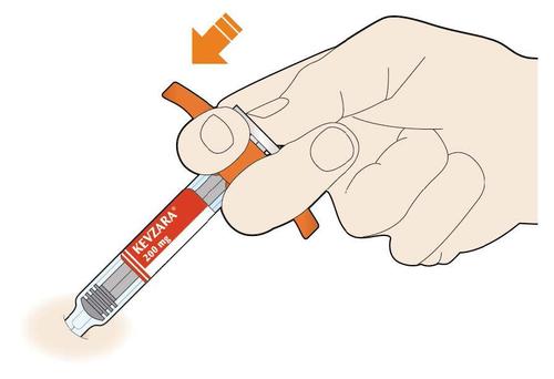 Mano che tiene una penna precompilata arancione con l