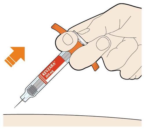 Mano che tiene una siringa preriempita Keyzara 200mg con ago rivolto verso il basso e freccia che indica la direzione dell