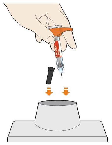 Mano che tiene una siringa pre-riempita con ago rivolto verso il basso sopra un tappo protettivo grigio e frecce direzionali