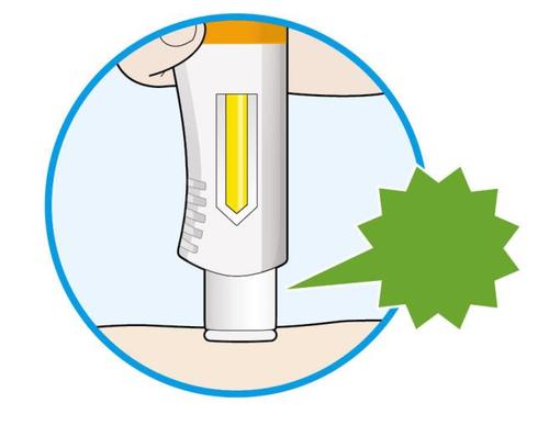 Penna iniettabile bianca e gialla tenuta da una mano, con ago che penetra nella pelle color pesca e stella verde vicino al punto di iniezione