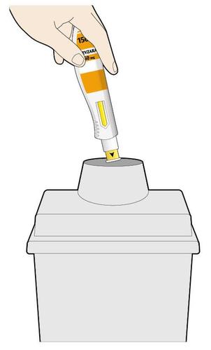 Penna iniettabile arancione con ago che punge un dispositivo grigio a forma di cilindro con freccia gialla