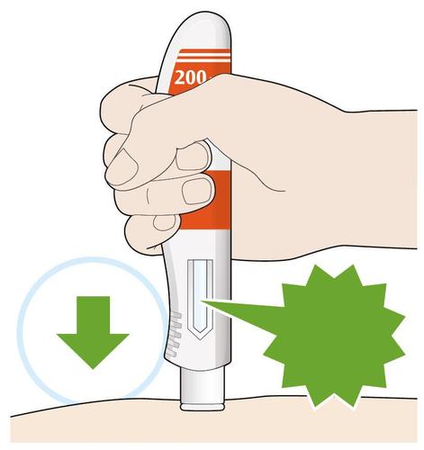 Mano che tiene un dispositivo autoiniettante arancione con indicazione 200, freccia verde che indica il punto di iniezione sulla pelle