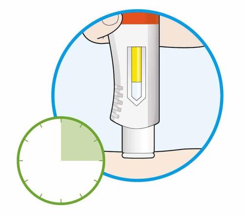 Penna iniettabile con ago inserito nella pelle e indicatore di dosaggio giallo parziale visibile accanto a un timer verde