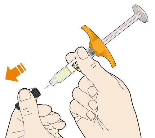 Siringa pre-riempita con ago protetto da cappuccio nero tenuta da due mani con freccia direzionale arancione