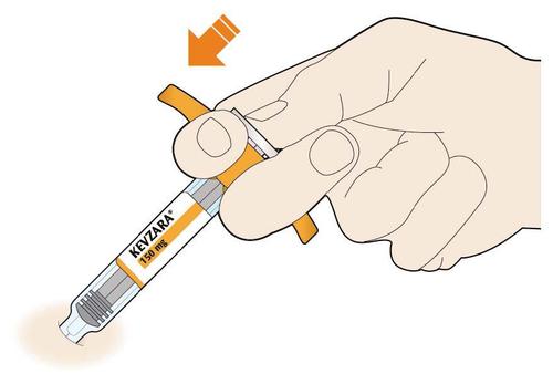 Mano che tiene una penna precompilata Keyzara da 150mg con l