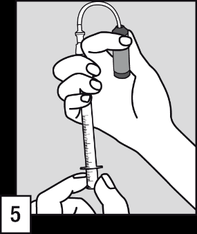 Mano che tiene una siringa graduata con l