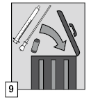 Siringa, ago, stantuffo e tappo del flacone mostrati con freccia che indica movimento di estrazione dal contenitore