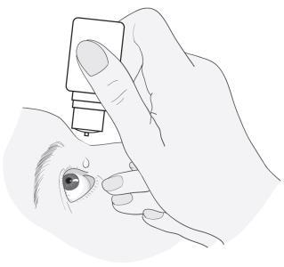 Mano che tiene un flacone contagocce sopra l