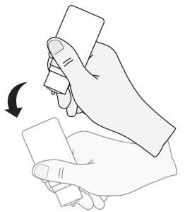 Mano che tiene un dispositivo autoiniettante con freccia curva che indica il movimento di estrazione