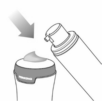 Pompa dosatrice bianca e nera con erogatore superiore e contenitore inferiore con gel trasparente applicato