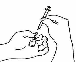 Mano che tiene una siringa e preleva il farmaco da un flaconcino trasparente con tappo di gomma