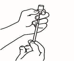 Mano che tiene una siringa preriempita con un tappo di protezione superiore e un ago trasparente collegato