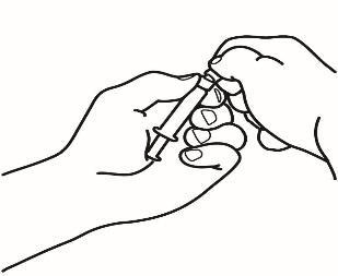 Mani che tengono una siringa con ago inserito nel tappo di un flaconcino medicinale trasparente