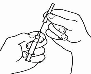 Mano che tiene una siringa e preme il pistone per l