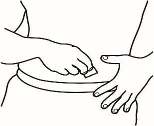 Mano che applica un cerotto adesivo su una ferita, tenendo la pelle circostante con l