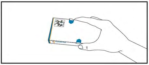 Mano che tiene una cartuccia rettangolare blu e arancione con due pulsanti circolari visibili ai lati