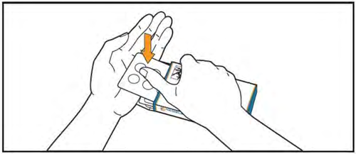 Mano che afferra la penna precompilata con l