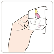 Mano che afferra un tampone di cotone imbevuto di liquido rosa e un contenitore giallo parzialmente visibile