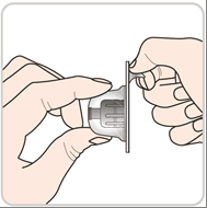 Mani che tengono e preparano un dispositivo medico iniettabile con un cilindro trasparente e un pistone grigio