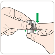 Mano che tiene un dispositivo medico grigio con un cappuccio trasparente e una freccia verde che indica la direzione di rotazione
