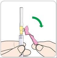 Siringa con ago fissato e protezione rimossa tenuta tra due dita con freccia verde che indica il movimento