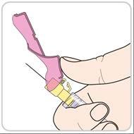 Mano che tiene una siringa preriempita con ago inserito nella pelle, evidenziato il meccanismo di sicurezza rosa attivato