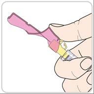 Penna per iniezione precompilata rosa e gialla tenuta in mano pronta per l