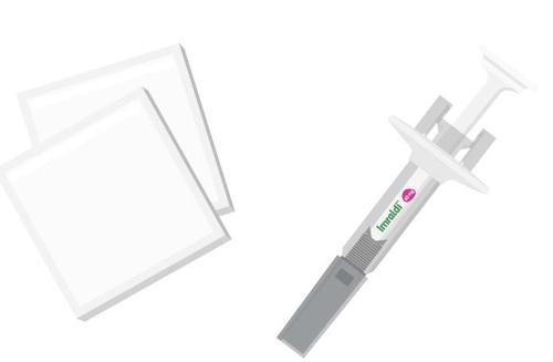 Siringa pre-riempita bianca e grigia con marchio Imraldi e quattro tavolette bianche rettangolari disposte a ventaglio