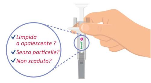 Siringa preriempita con stantuffo trasparente e indicatore di livello, tenuta da una mano con controllo visivo di limpidezza e assenza di particelle