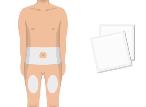 Uomo senza maglietta con cerotti adesivi su ginocchia e fianchi, accanto a tre bustine bianche rettangolari