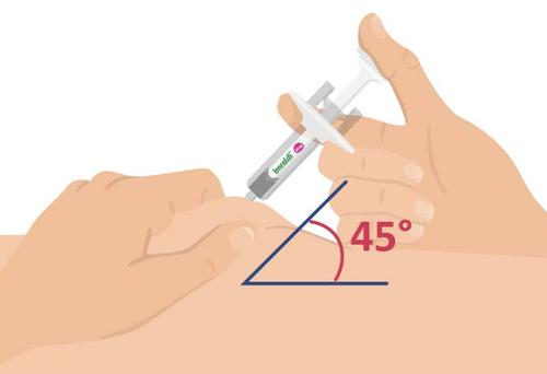 Mano che tiene una siringa pronta per l