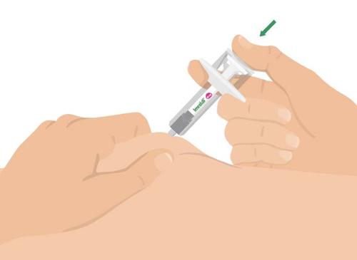 Mano che tiene una siringa preriempita con l