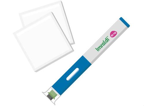 Penna iniettabile Imraldi blu e bianca con indicazione 80 mg e due quadrati bianchi sullo sfondo