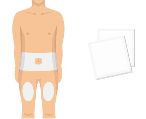 Uomo con cerotti applicati sulle ginocchia e una fascia addominale, accanto bustine bianche rettangolari impilate